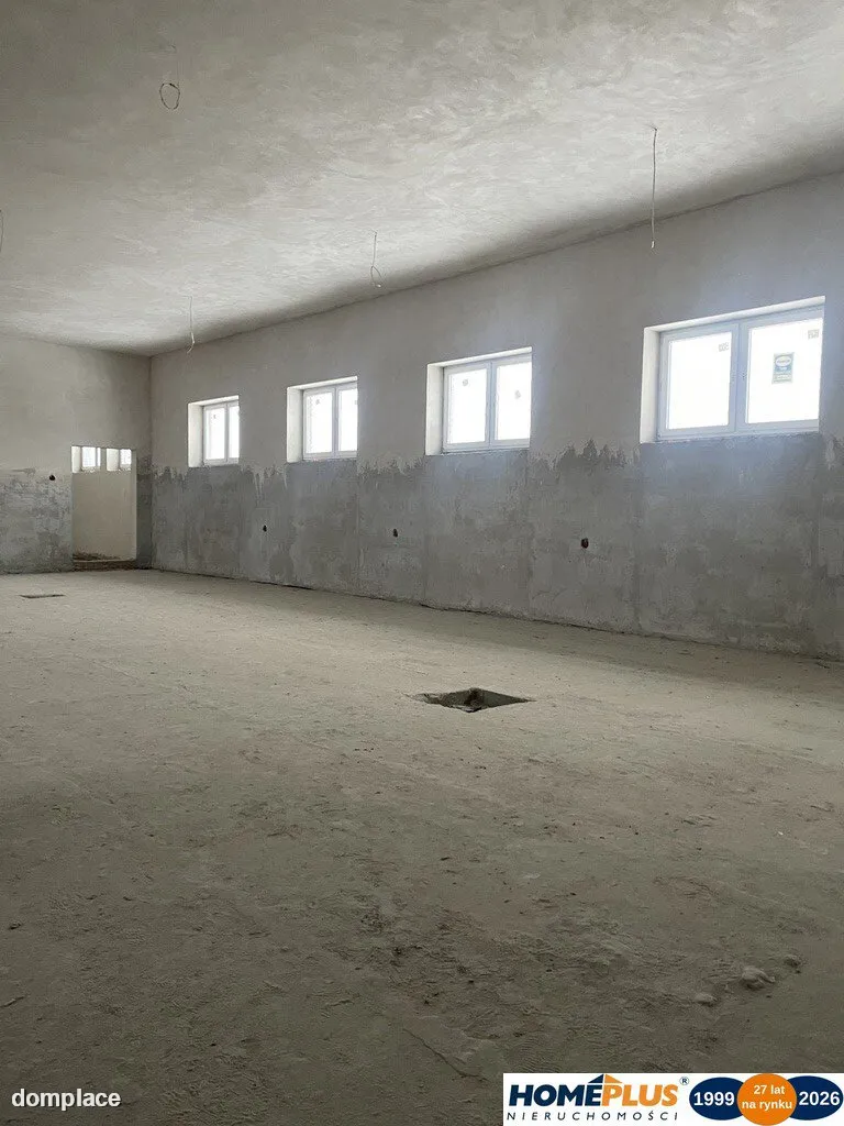 Budynek pod działalność 1400 m², plac manewrowy.