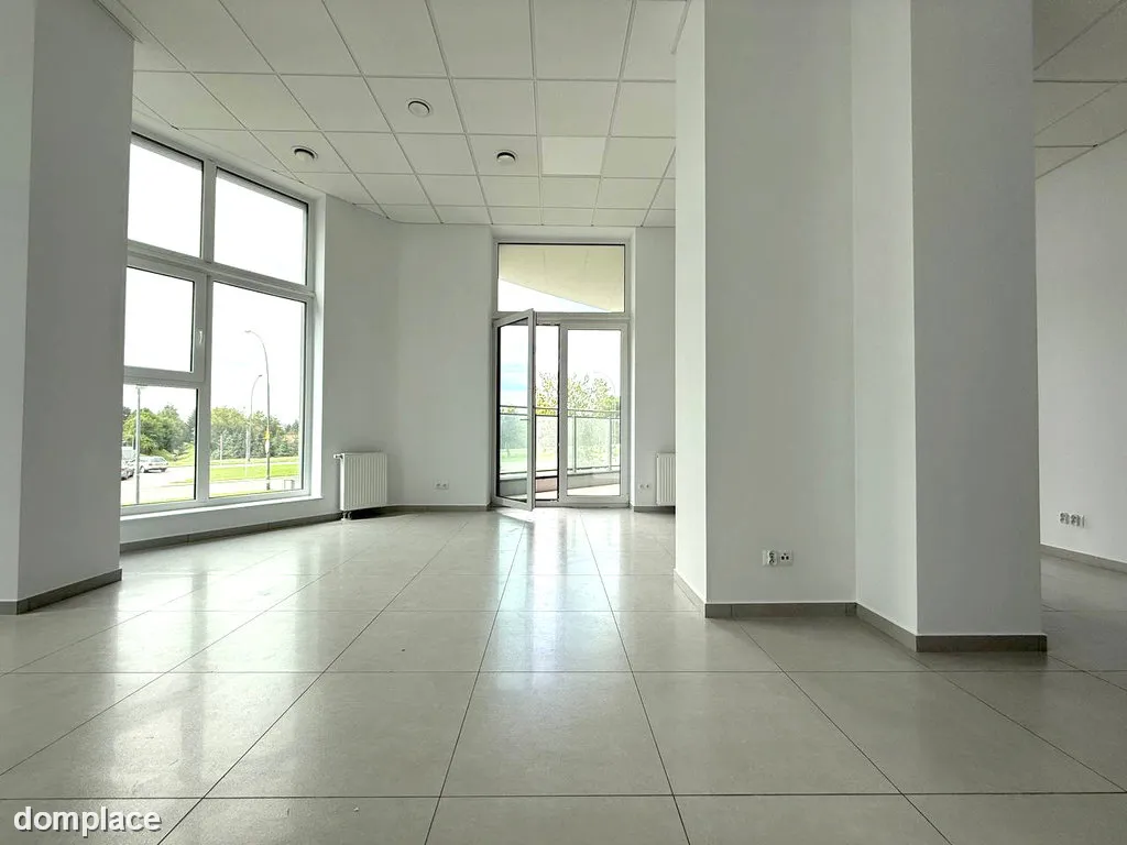 Jasne przestron biuro w nowoczesnym wieżowcu